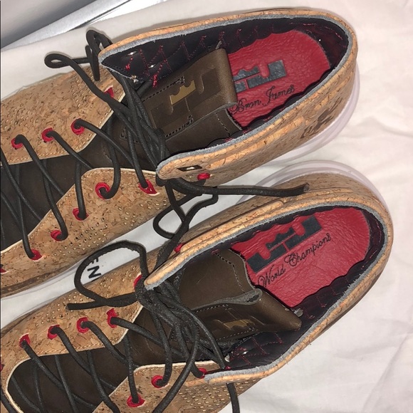 Lebron James Nike Cork sneaker like new - Picture 5 of 8